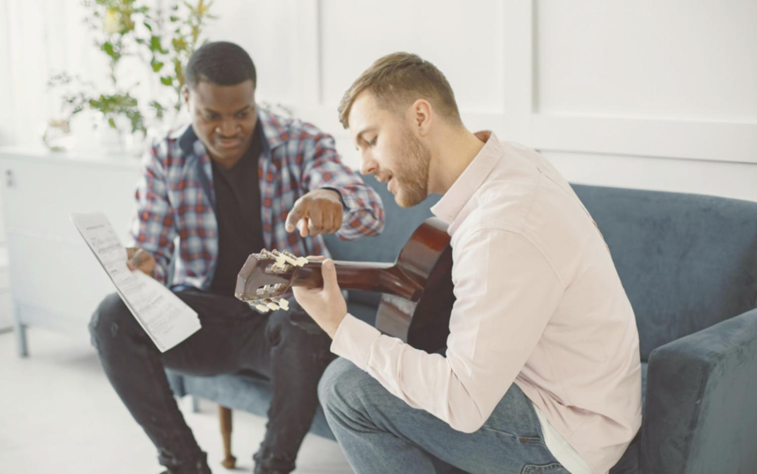 Musikstudio mit verschiedenen Instrumenten und Aufnahmeequipment