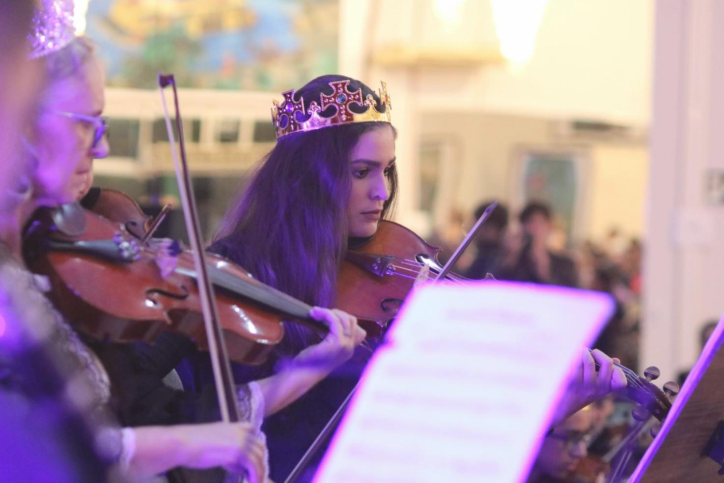 Musikkomposition Arbeitsplatz mit Noten und Instrumenten