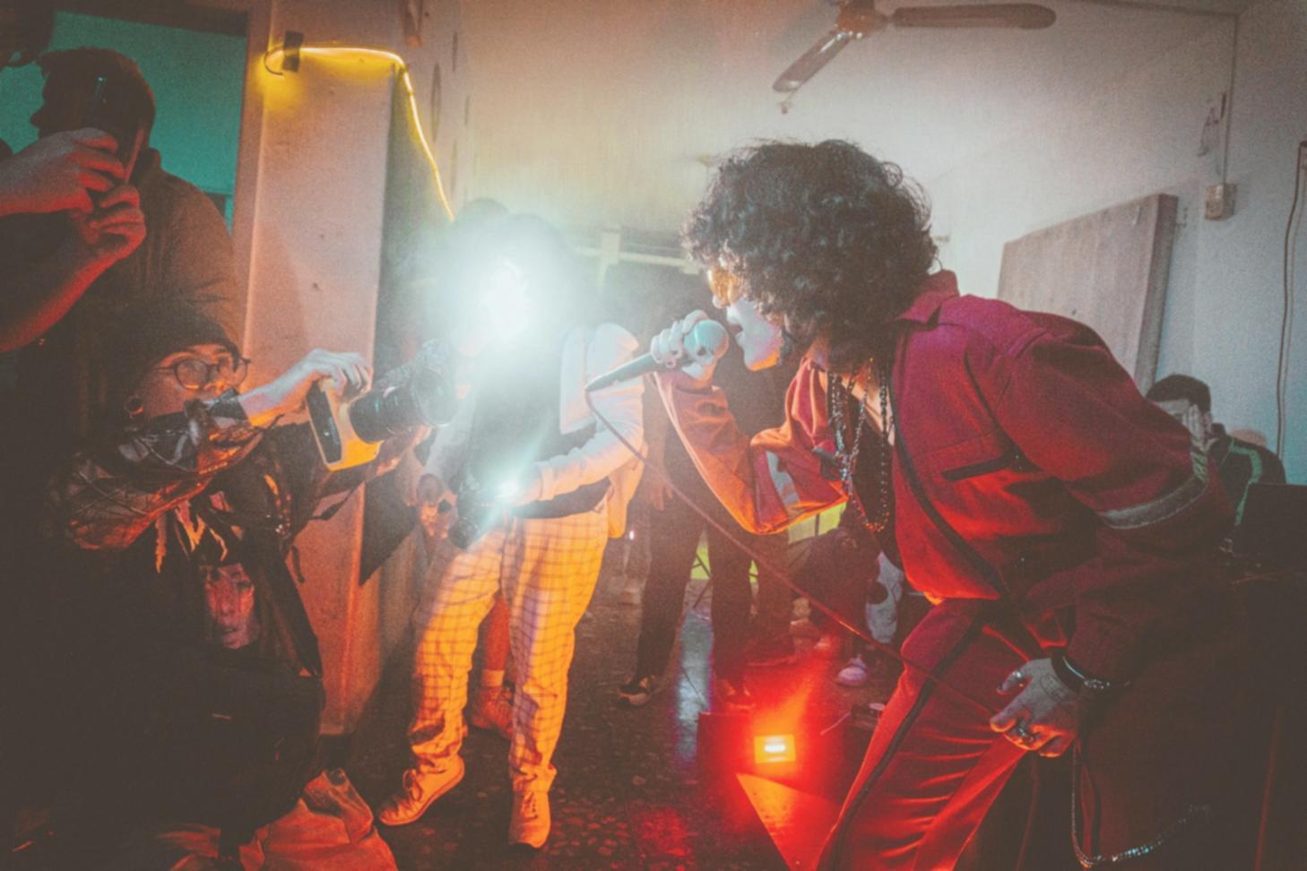 Musiknoten und Kompositionswerkzeuge auf einem Schreibtisch