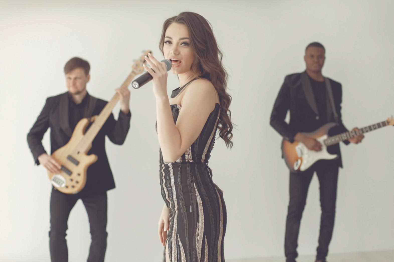 Musikstudio mit verschiedenen Instrumenten und Aufnahmetechnik