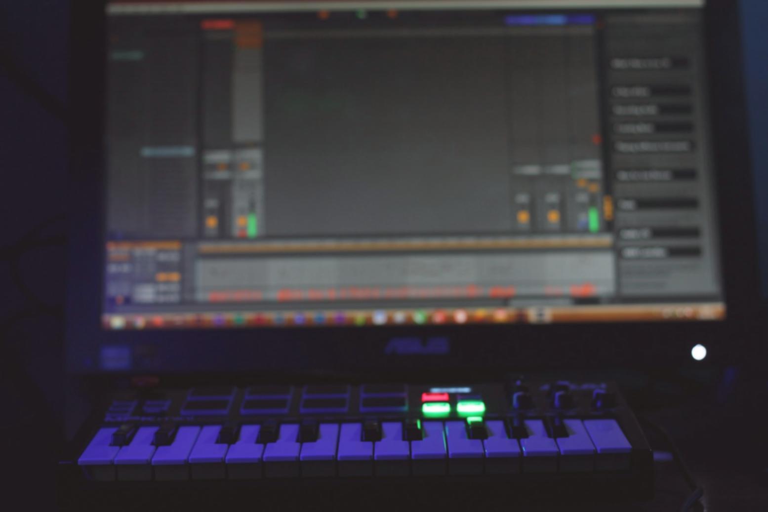 Musiker beim Komponieren am Klavier